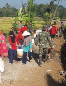 Semangat Para Kartini Ikut Membantu Satgas TMMD